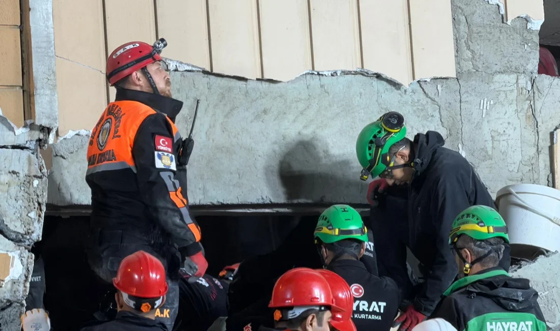 Gebze'de çöken binanın enkazından sağ çıkarılan Dilara Bilir’e, İçişleri Bakan
