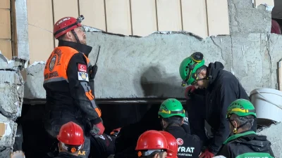 Gebze'de çöken binanın enkazından sağ çıkarılan Dilara Bilir’e, İçişleri Bakan