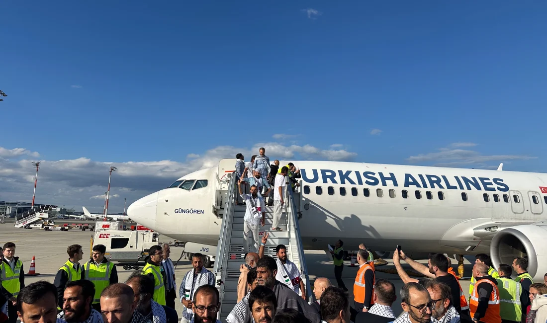 İsrail'in uluslararası sularda alıkoyduğu Sumud Filosu aktivistleri, Türkiye'ye dönüşte İstanbul