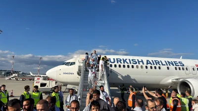 İsrail'in uluslararası sularda alıkoyduğu Sumud Filosu aktivistleri, Türkiye'ye dönüşte İstanbul