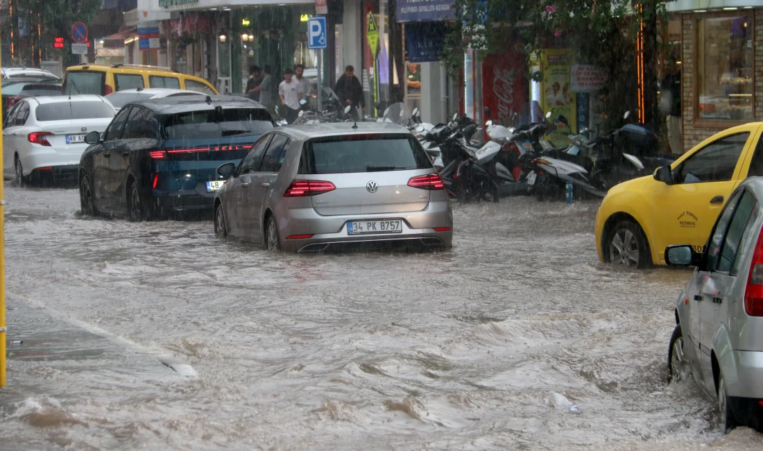 Muğla’da etkili olan sağanak yağış sonrası cadde ve sokaklar sular