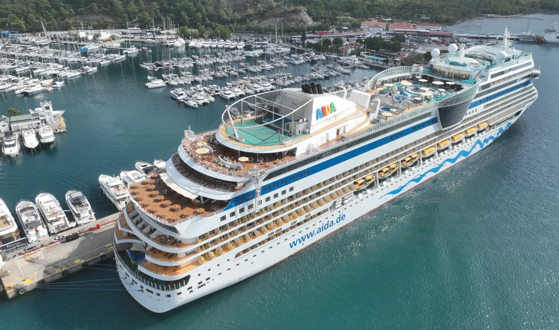 Marmaris’e 2 Bin 500 Yolcuyla Aida Stella Kruvaziyeri Geldi Muğla’nın Marmaris ilçesi, Aida Stella kruvaziyer gemisiyle gelen 2 bin