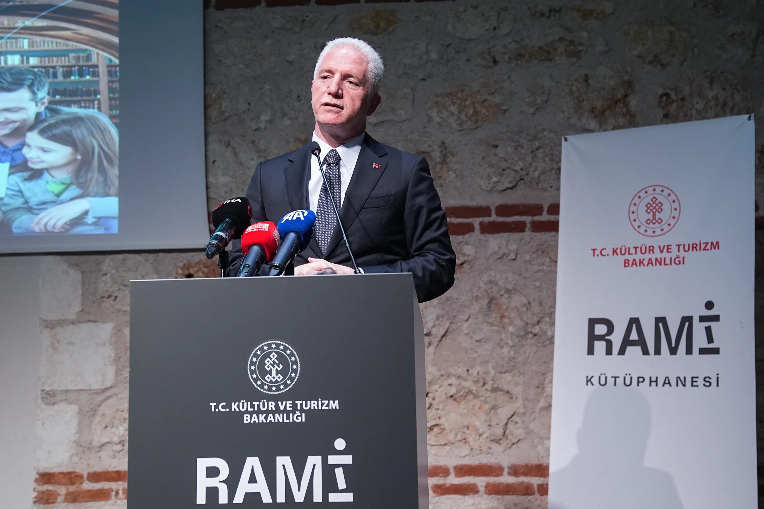 Rami Kütüphanesi’nde düzenlenen “Ben Okuyorum İstanbul Okuyor” etkinliğinde, aileler çocuklarıyla