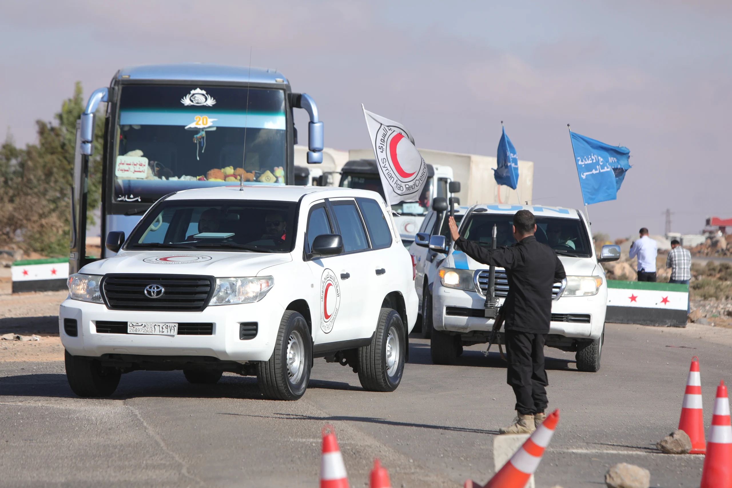 Suriye Arap Kızılayı öncülüğünde, Süveyda’ya temel ihtiyaç malzemeleri taşıyan insani