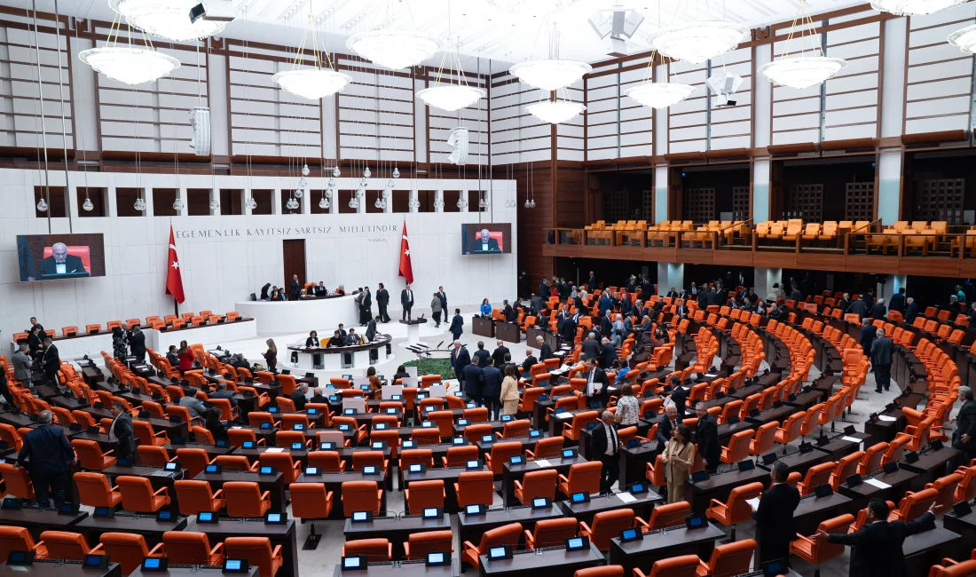 TBMM Genel Kurulu'nda dört partinin grup önerileri tartışıldı. Ancak yeterli