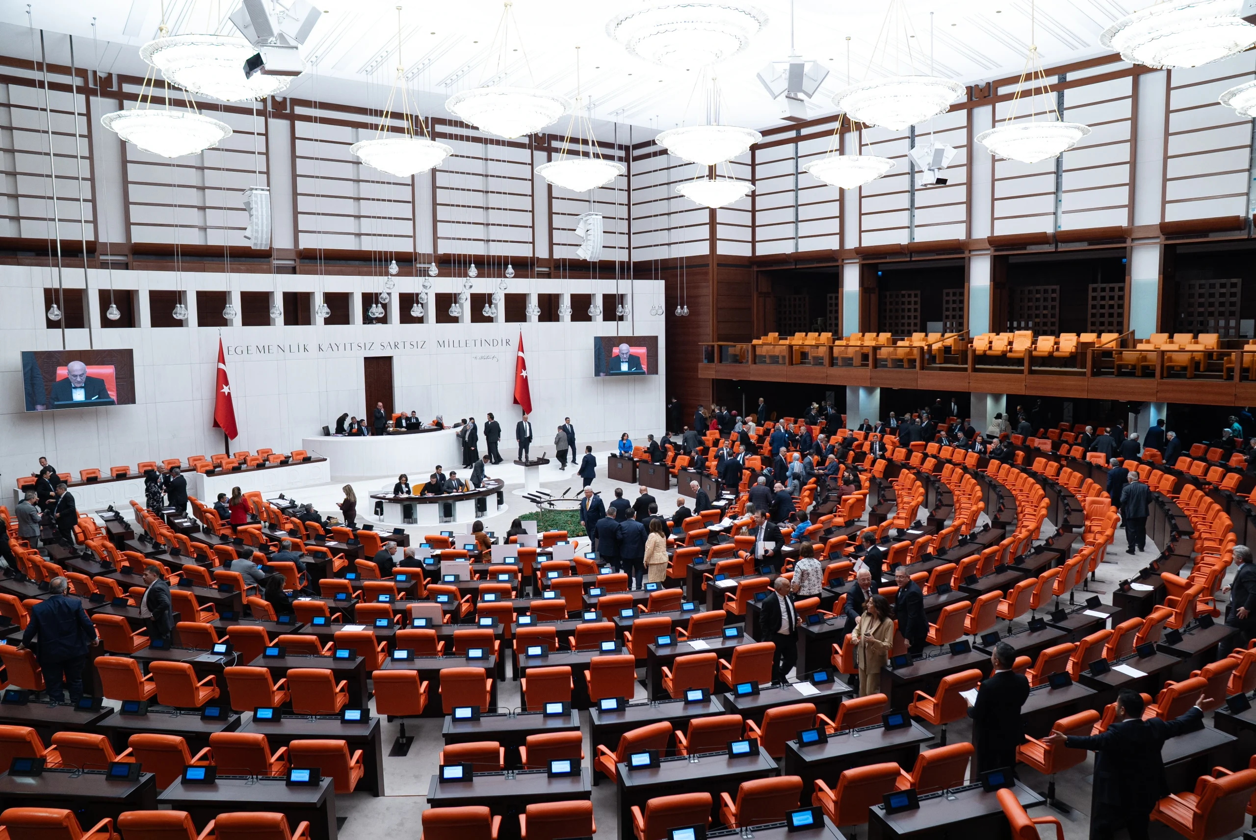 TBMM Genel Kurulu'nda dört partinin grup önerileri tartışıldı. Ancak yeterli