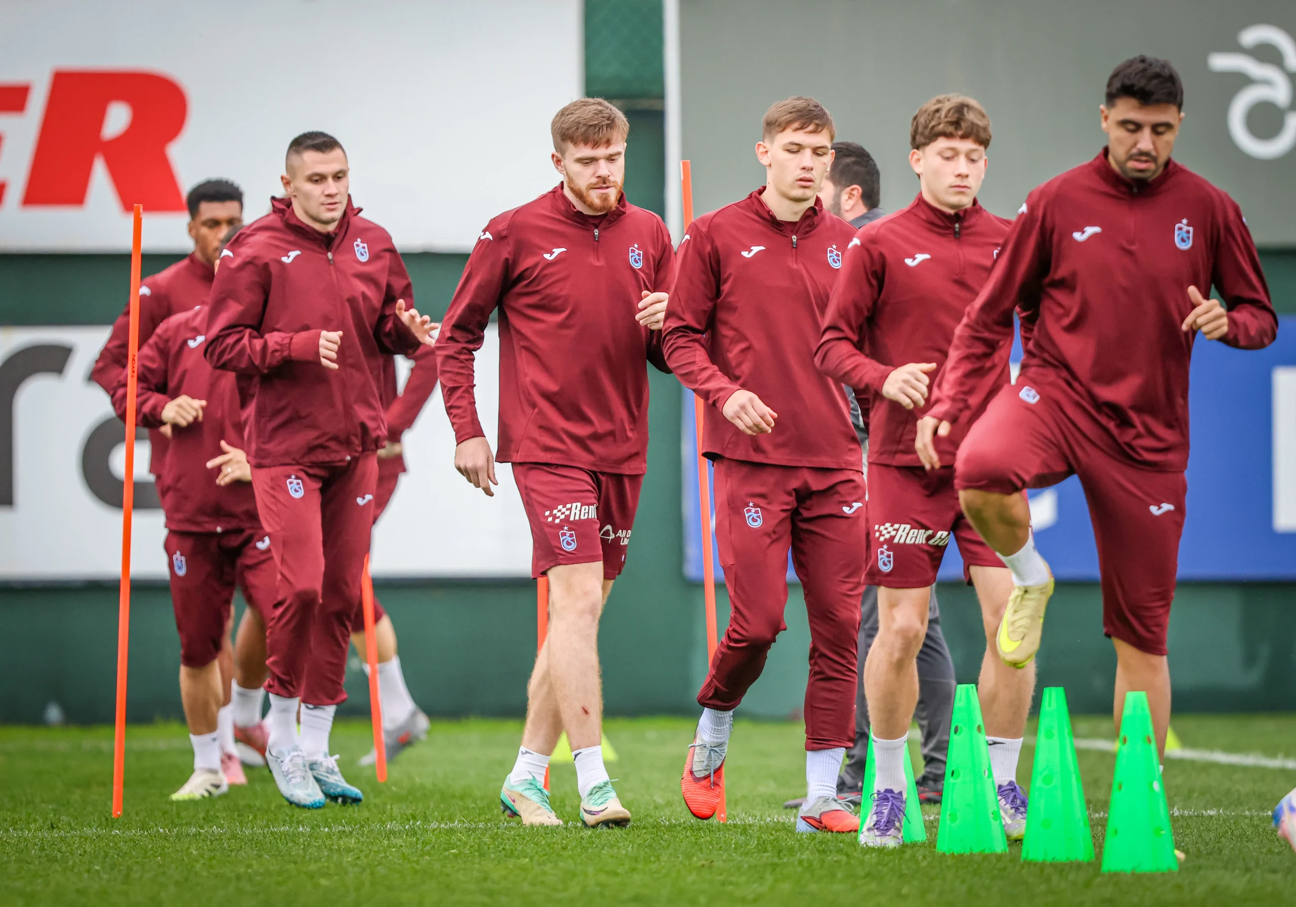 Trabzonspor, Galatasaray ile oynayacağı zorlu maçın hazırlıklarını taktik ağırlıklı antrenmanla