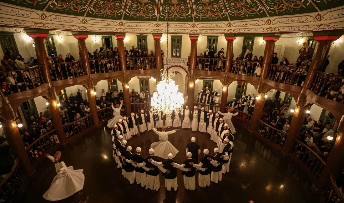 Bursa Mevlevihanesi'nde düzenlenen “Devran-ü Kıyam ve Sema” icrası, izleyenleri tasavvufun