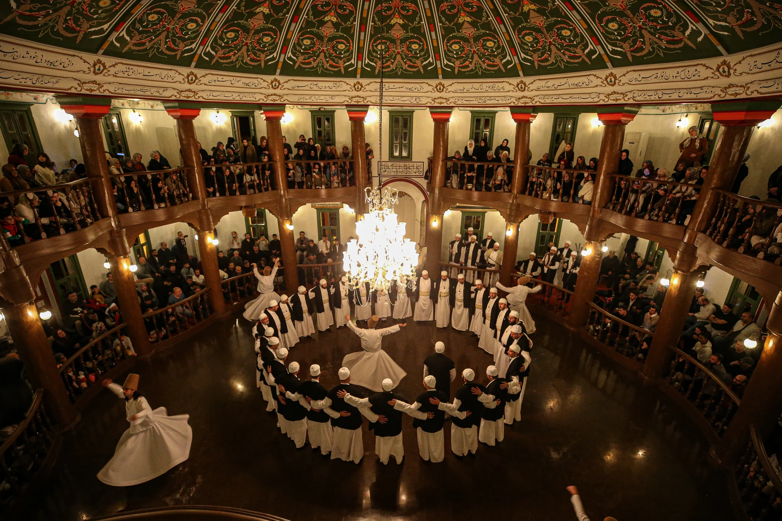 Bursa Mevlevihanesi'nde düzenlenen “Devran-ü Kıyam ve Sema” icrası, izleyenleri tasavvufun
