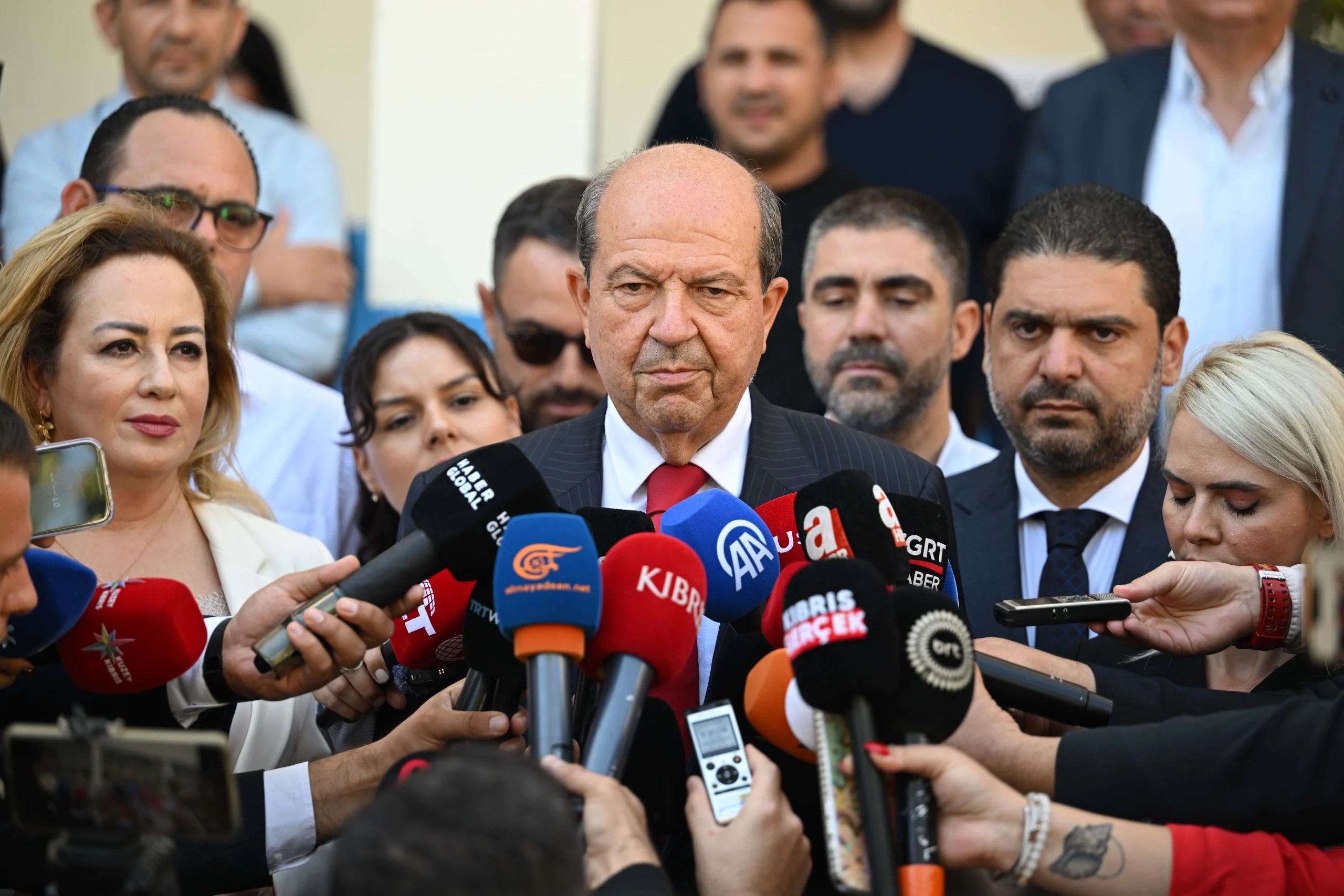 KKTC Cumhurbaşkanı Ersin Tatar, oyunu Lefkoşa’da kullandıktan sonra halka sandığa