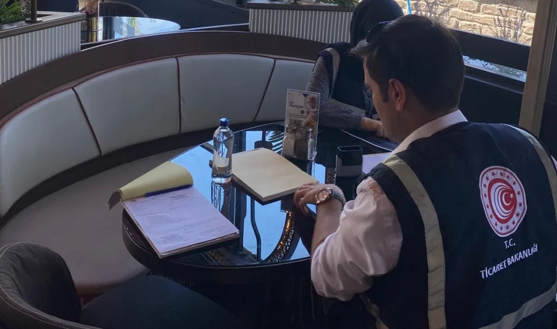 Ticaret Bakanlığı’ndan Kafe ve Lokantalarda Fahiş Su Fiyatı Denetimi Ticaret Bakanlığı, fahiş fiyatla su satan işletmeleri denetledi. Menü uyumsuzluğu