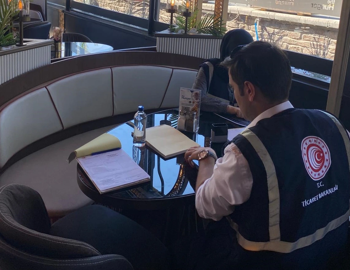 Ticaret Bakanlığı, fahiş fiyatla su satan işletmeleri denetledi. Menü uyumsuzluğu