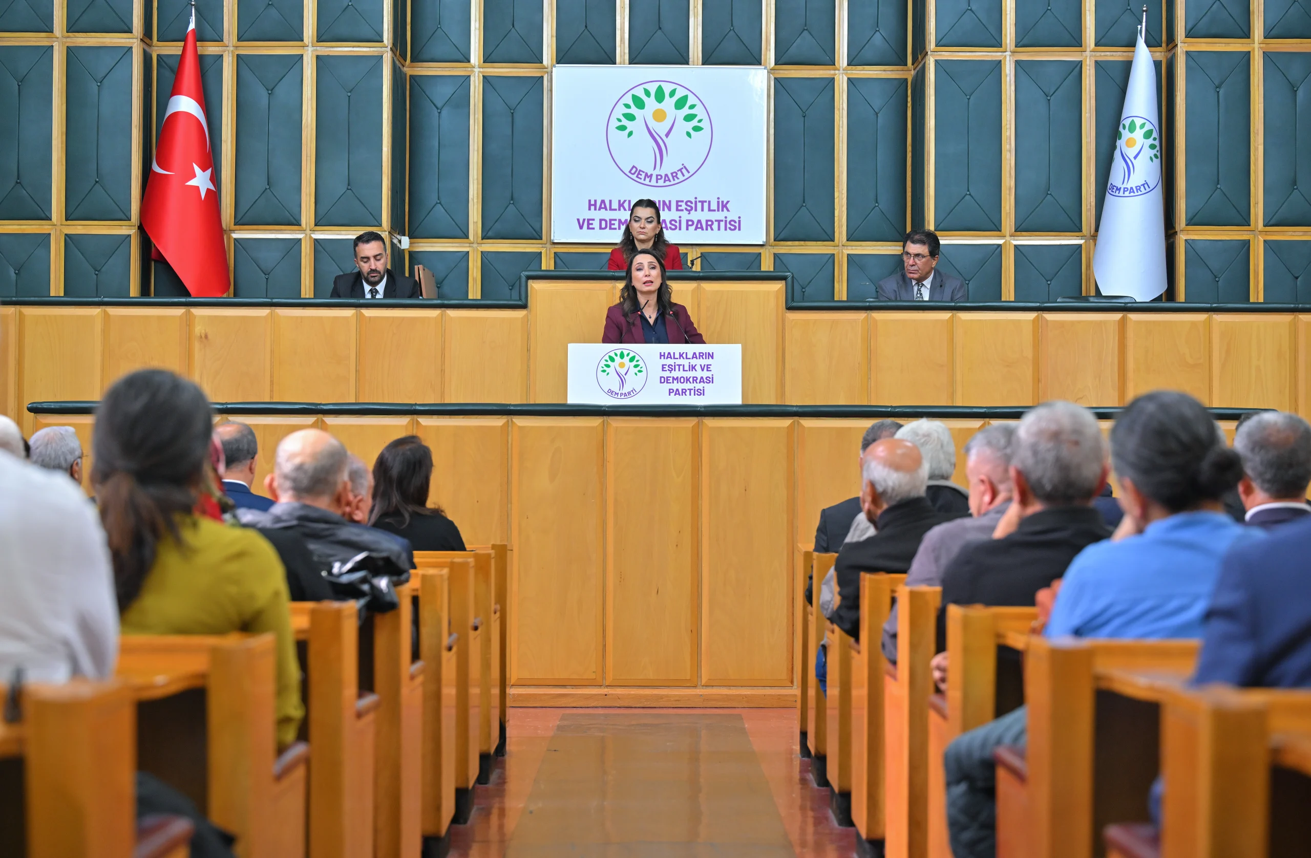Tülay Hatimoğulları, asgari ücrette yıllık dört zam talebinde bulunurken, demokratik