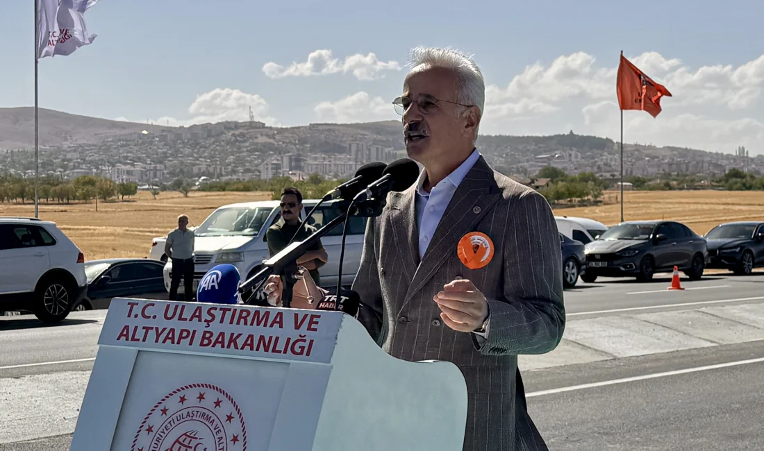 Bakan Uraloğlu, Kırşehir Kaman’daki 3 Dev Kara Yolu Projesini Hizmete Açtı Kırşehir’in Kaman ilçesinde tamamlanan çevre yolu ve bağlantı projeleri Ulaştırma