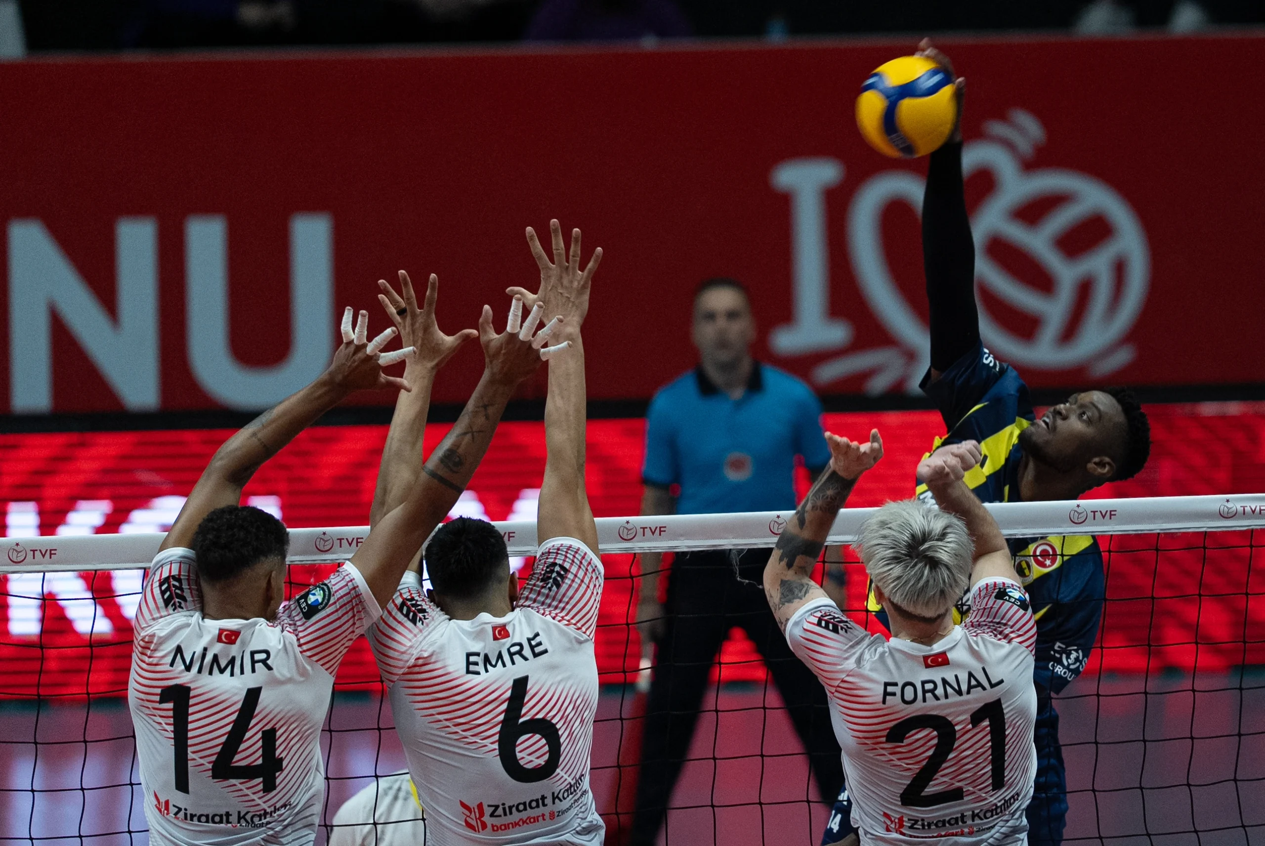 TSYD Ankara Cumhuriyet Kupası’nın finalinde Fenerbahçe Medicana’yı 3-2 yenen Ziraat