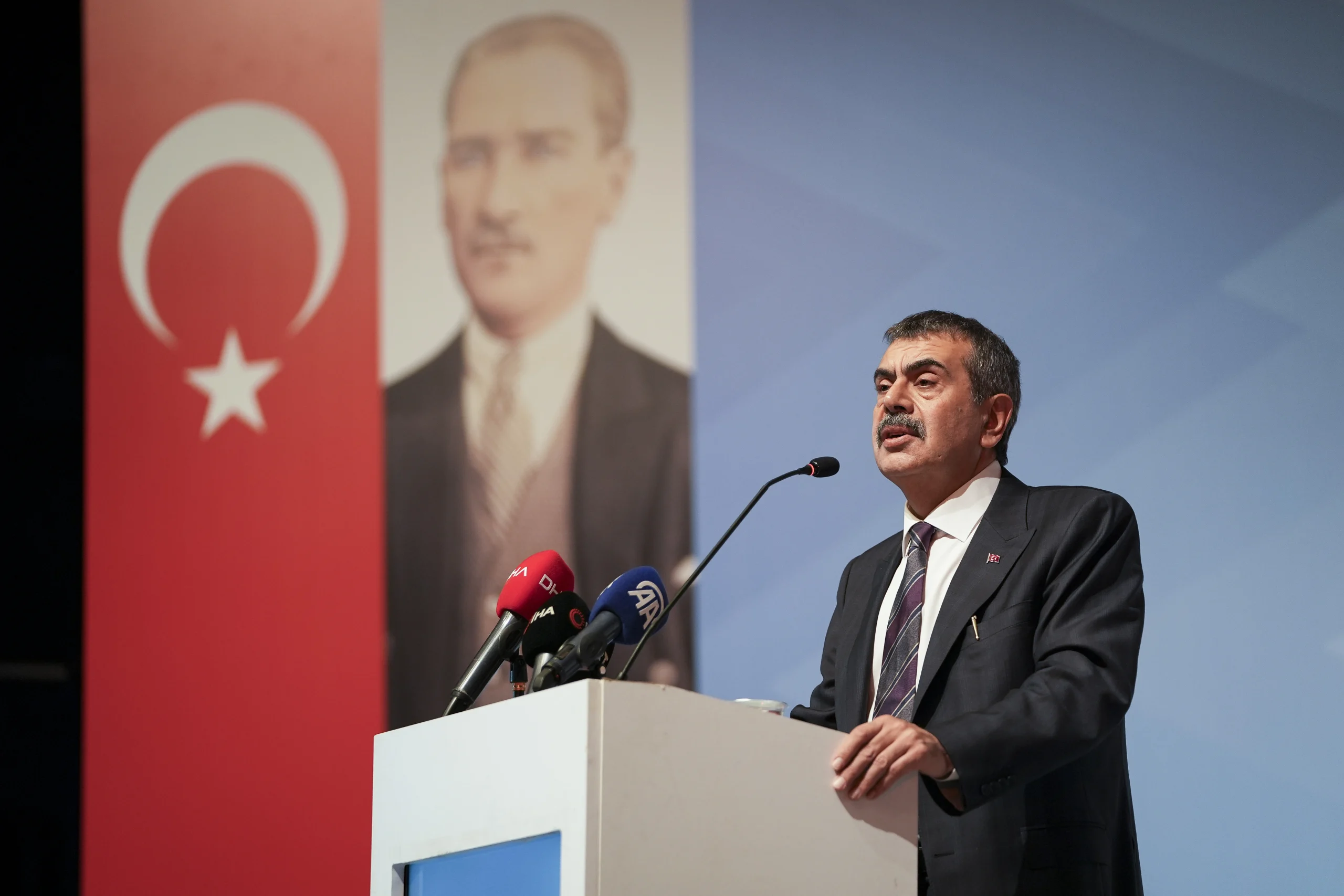 Bakan Yusuf Tekin, öğretmenlerin güç birliğiyle eğitimin her sorununun aşılabileceğini