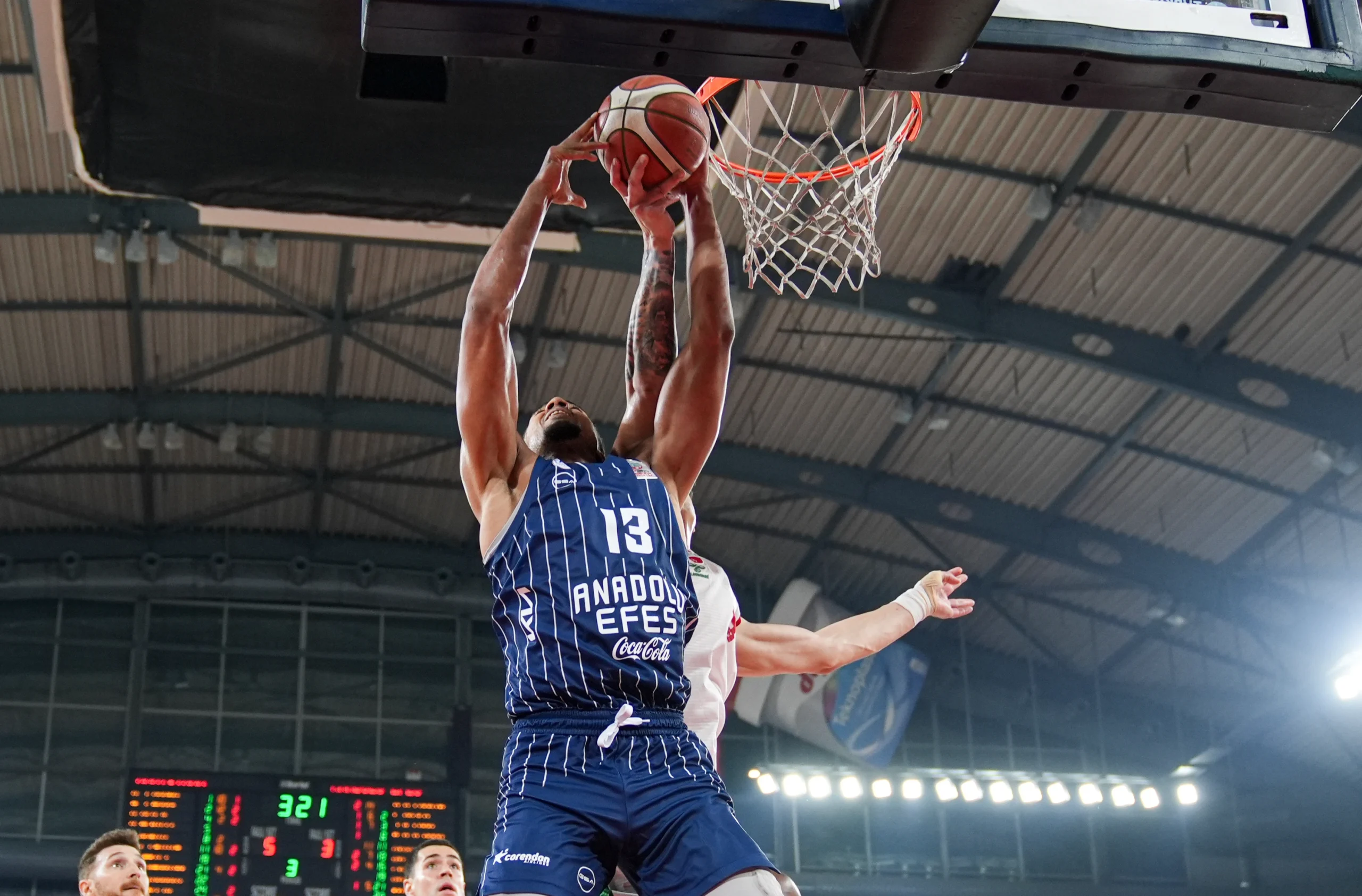 Türkiye'de basketbolseverleri dopdolu bir hafta sonu bekliyor. Erkekler ve kadınlar
