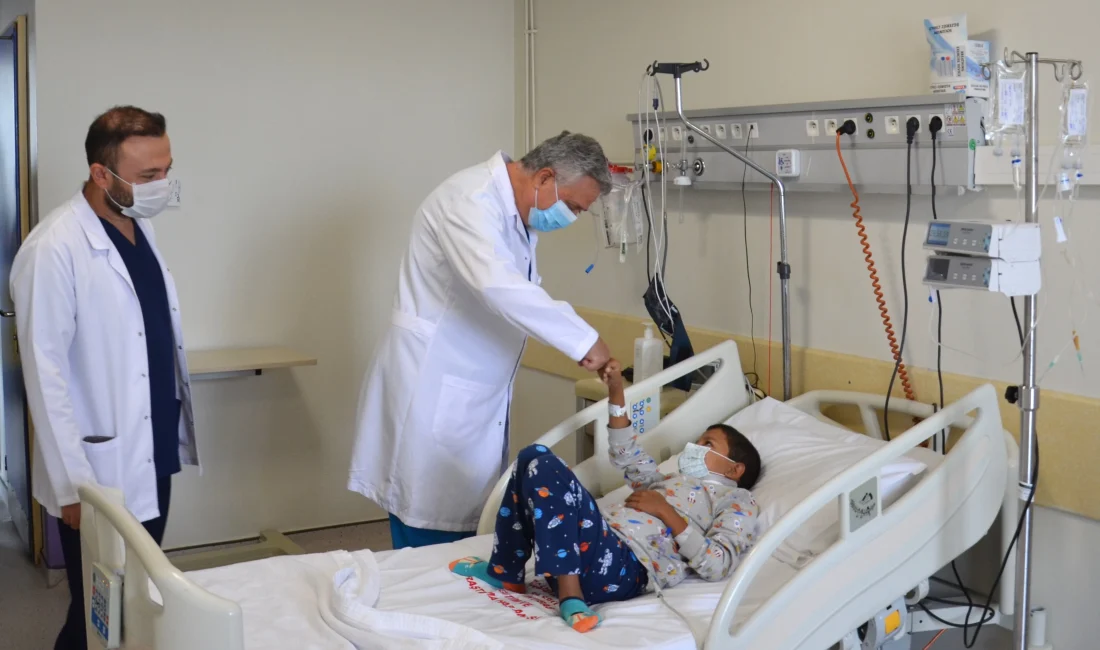 Bursa'da böbrek yetmezliği yaşayan 13 yaşındaki Ubeydullah Fehmi Toğay, babasının