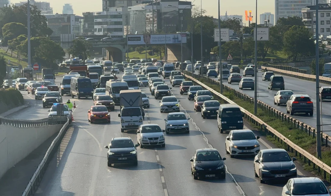 İstanbul Trafiğinde Yoğunluk Yüzde 80’e Ulaştı İstanbul’da cuma akşamı etkili olan trafik yoğunluğu yüzde 80’e yükseldi.