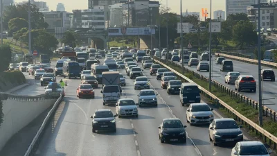 İstanbul’da cuma akşamı etkili olan trafik yoğunluğu yüzde 80’e yükseldi.
