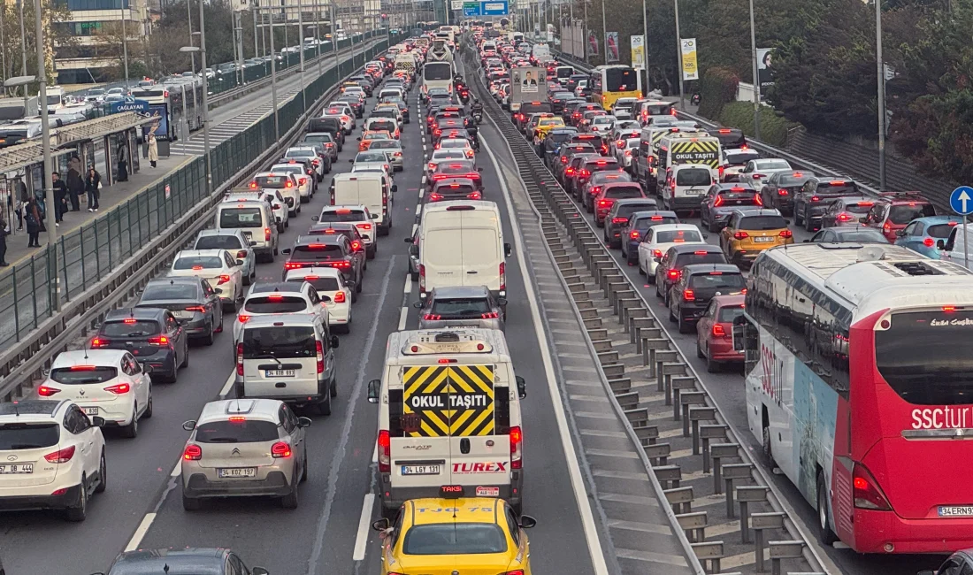 İstanbul’da haftanın son mesai günü, yağışla birleşince trafik adeta kilitlendi.