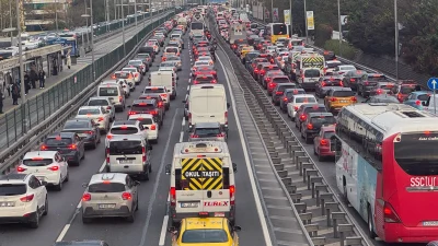 İstanbul’da haftanın son mesai günü, yağışla birleşince trafik adeta kilitlendi.