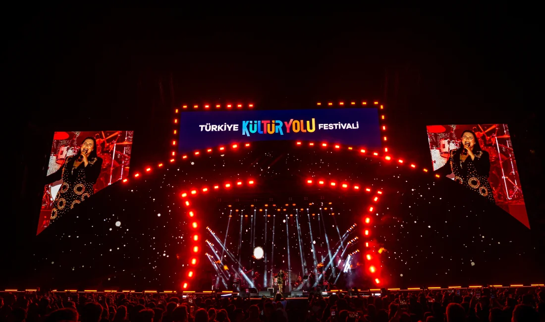 İzmir Kültür Yolu Festivali Renkli Başladı: Sanat, Müzik ve Çocuk Etkinlikleri İzmir Kültür Yolu Festivali, açılış gününde sanat, müzik ve eğlenceli