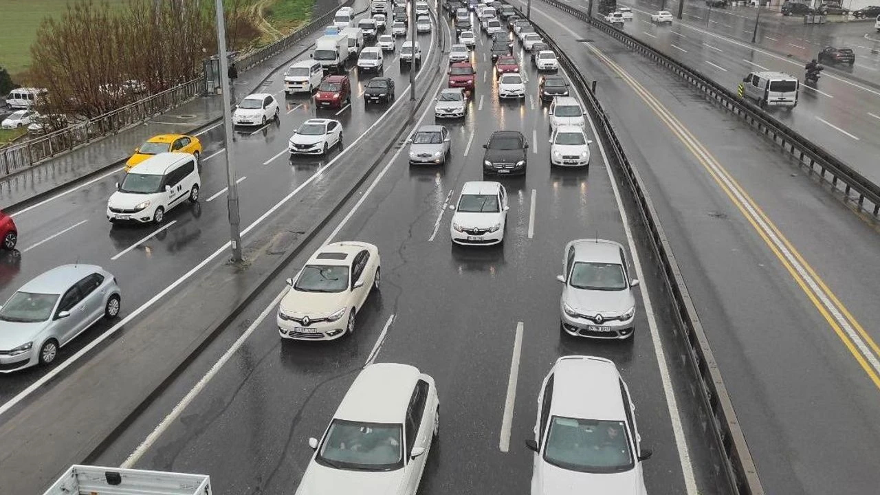 Karayolları Genel Müdürlüğü, birçok noktada süren yol çalışmalarına karşı sürücüleri
