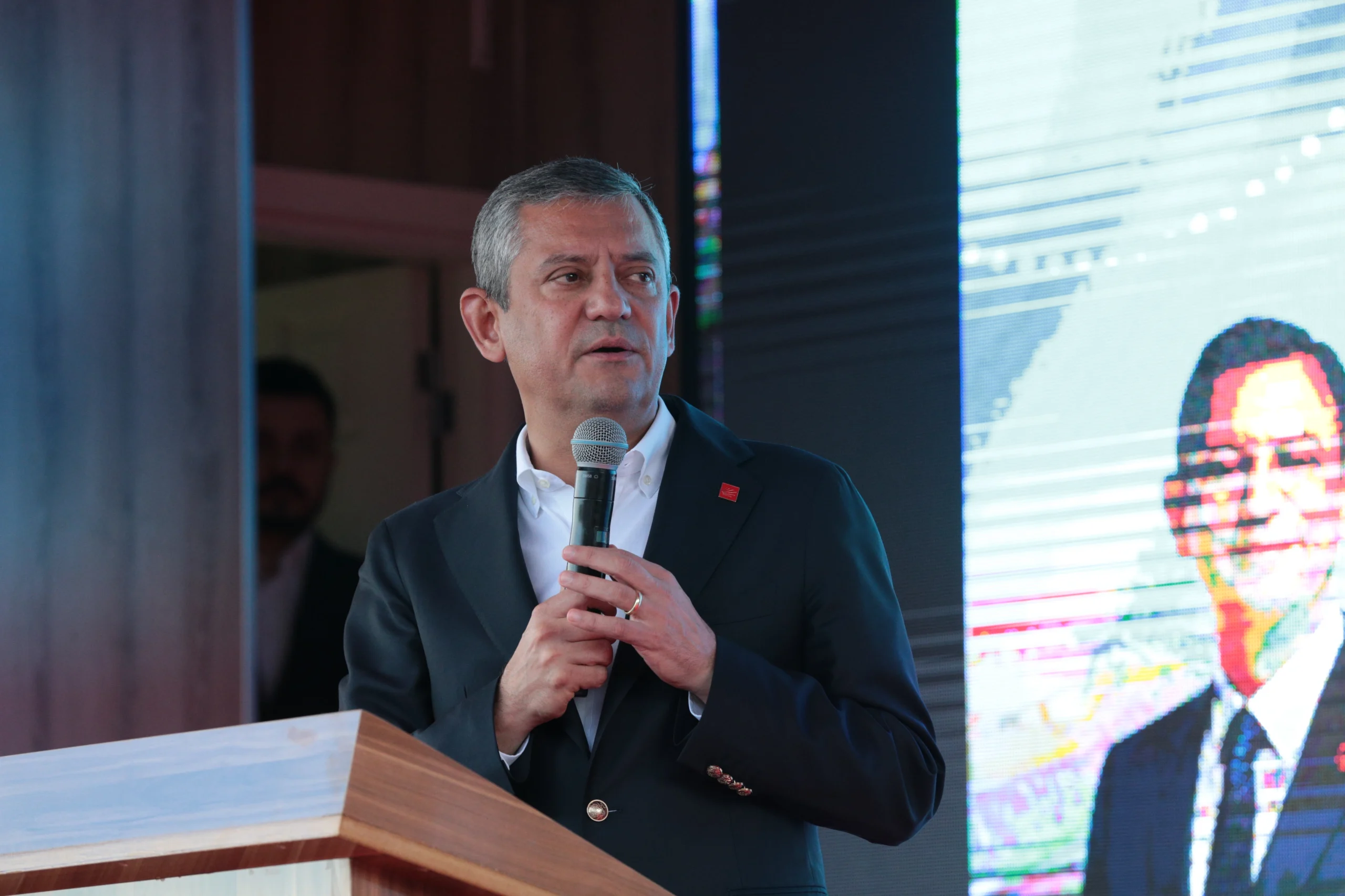 CHP lideri Özgür Özel, Bolu’daki açılış töreninde partisinin iktidar yürüyüşünü