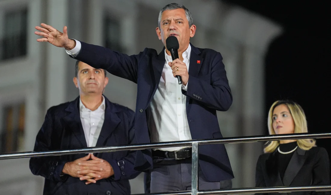 Özgür Özel: “Ahmet Özer’e Kınayı Ellerimle Yakacağım” CHP Genel Başkanı Özgür Özel, Esenyurt mitinginde Ahmet Özer’in tutukluluğunu