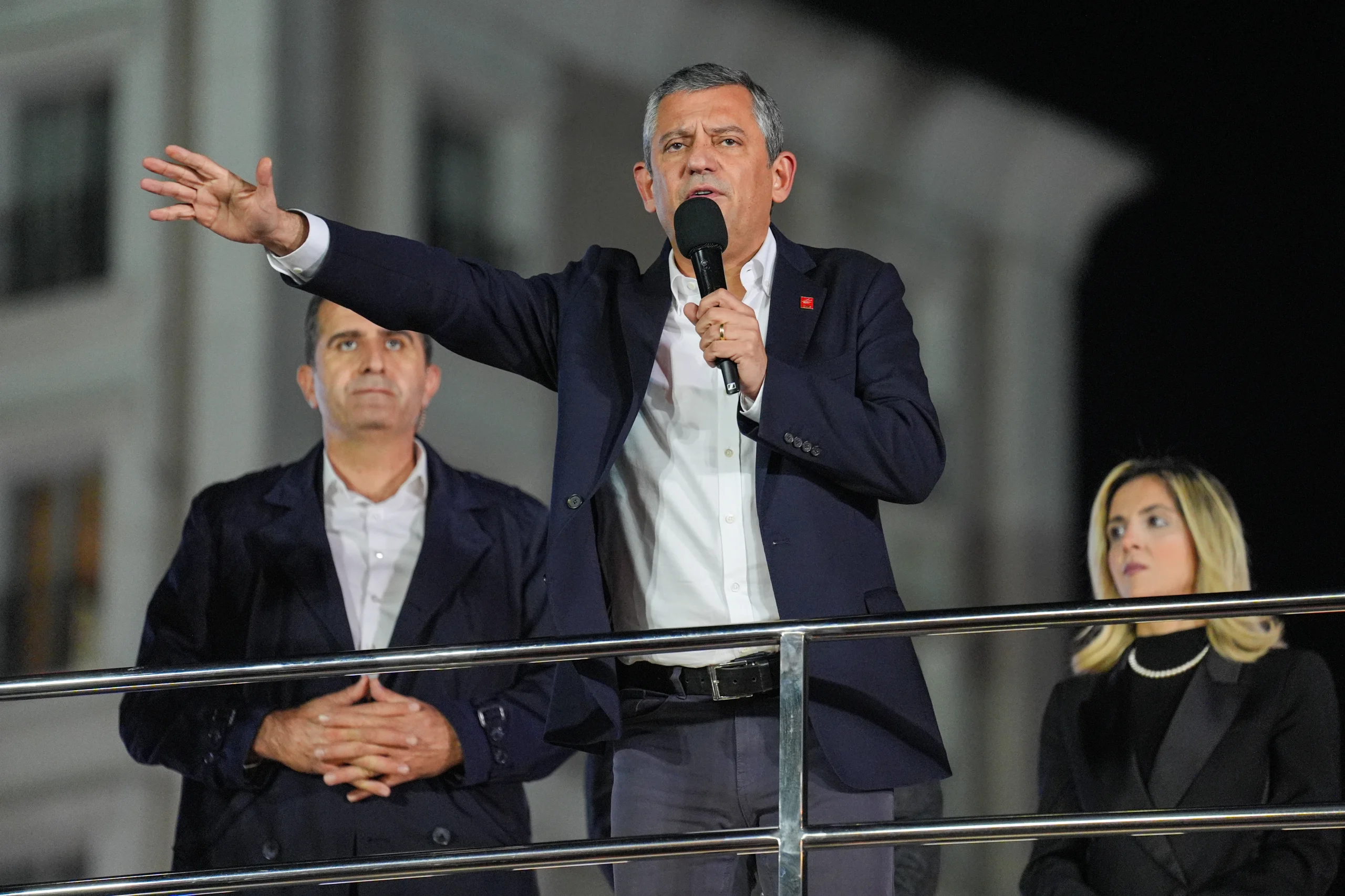 CHP Genel Başkanı Özgür Özel, Esenyurt mitinginde Ahmet Özer’in tutukluluğunu