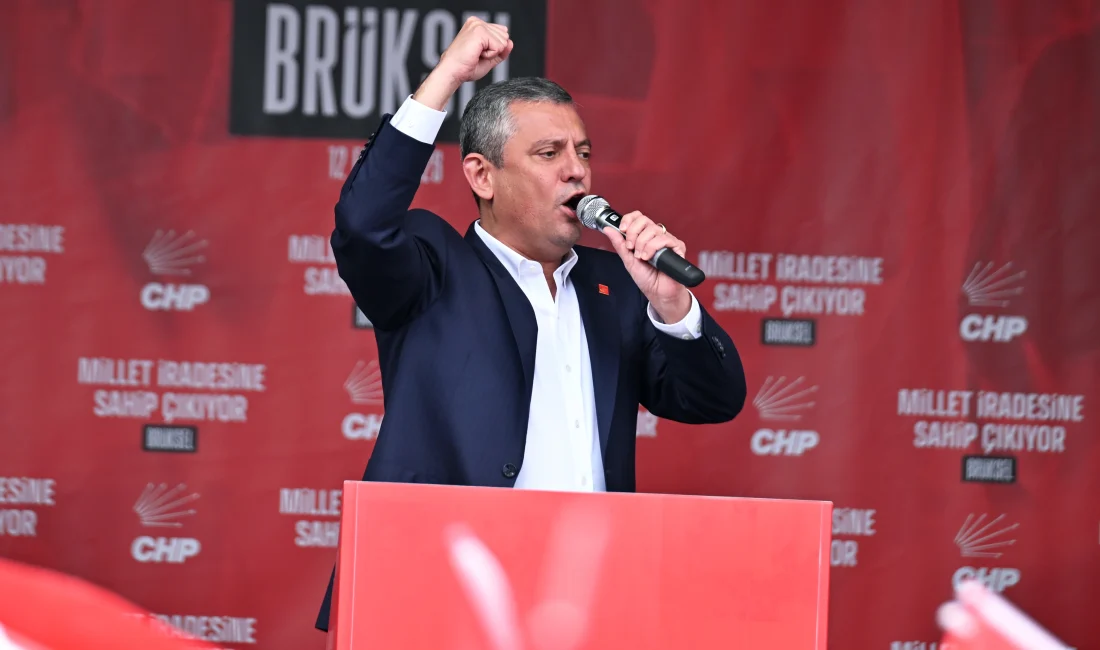 Özgür Özel’den Brüksel’de gurbetçilere “hasret bileti” sözü CHP Genel Başkanı Özgür Özel, Brüksel’de düzenlenen mitingde gurbetçilere hitap