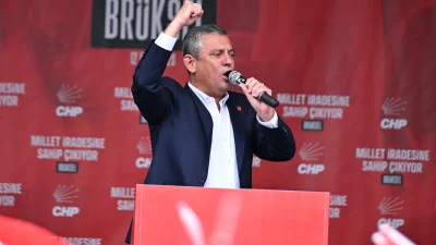 CHP Genel Başkanı Özgür Özel, Brüksel’de düzenlenen mitingde gurbetçilere hitap