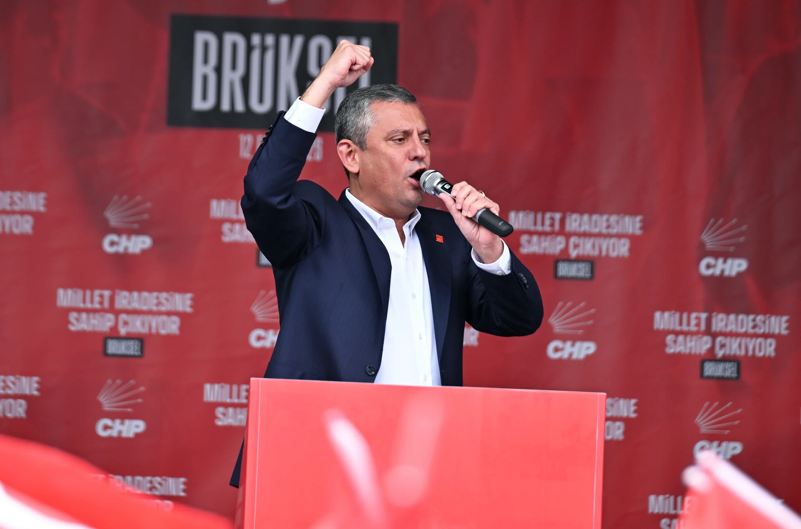 CHP Genel Başkanı Özgür Özel, Brüksel’de düzenlenen mitingde gurbetçilere hitap