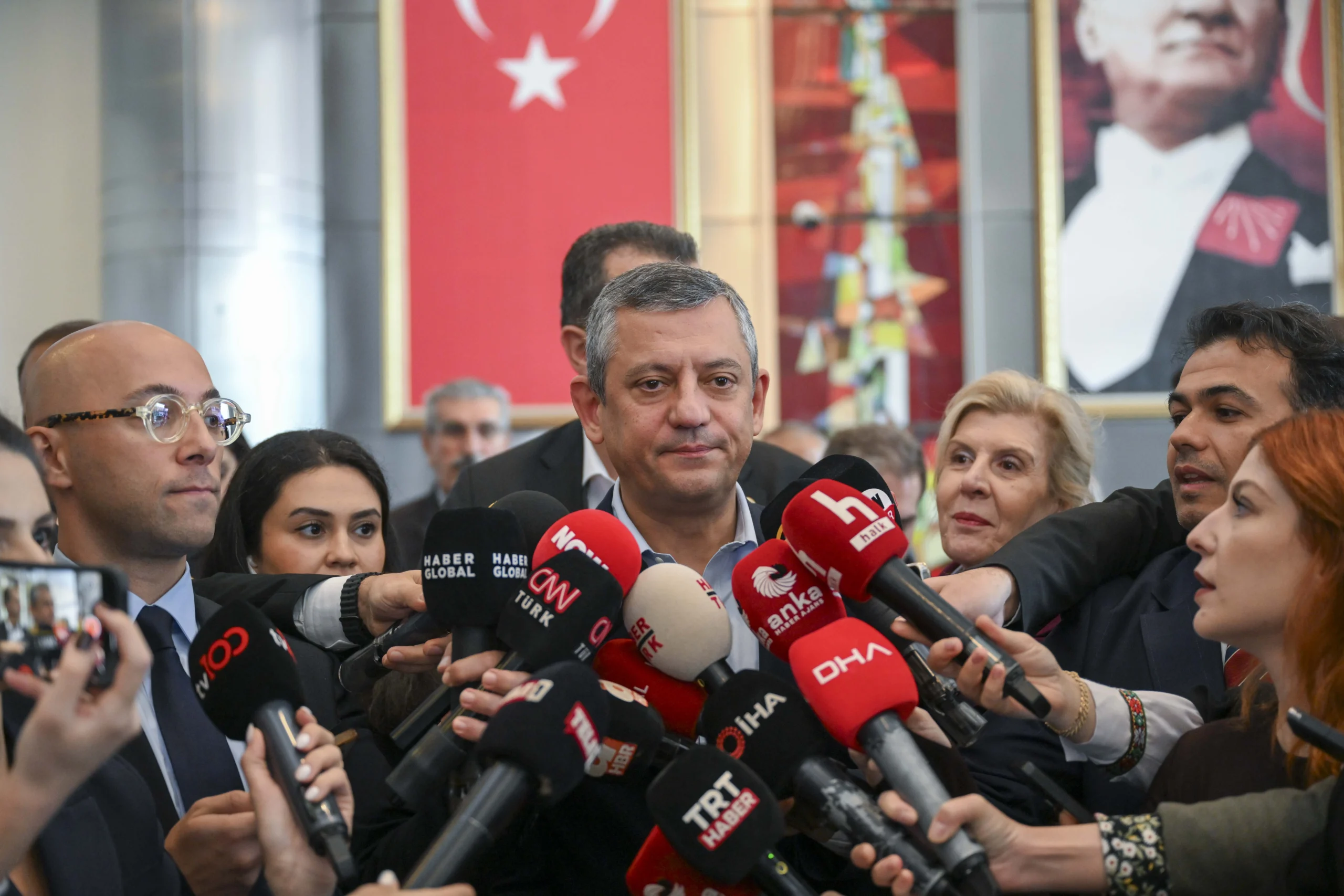 CHP lideri Özgür Özel, mahkeme kararının ardından partideki iç tartışmaların