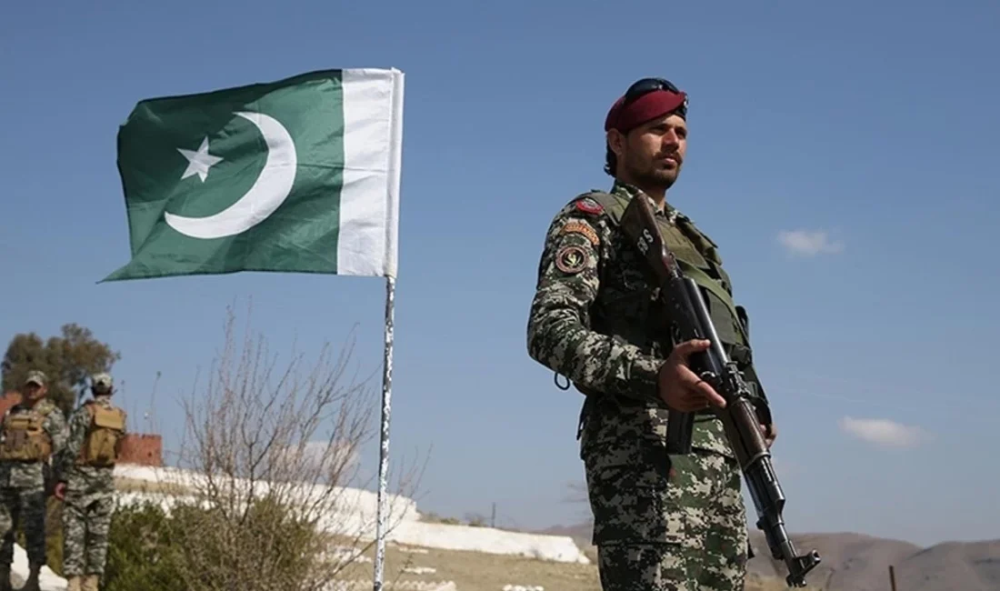 Pakistan’dan Afganistan’a sert yanıt: Dikkatleri terörden saptırıyorlar Pakistan, Afganistan ile yaşanan sınır çatışmaları sonrası Kabil yönetimini teröre