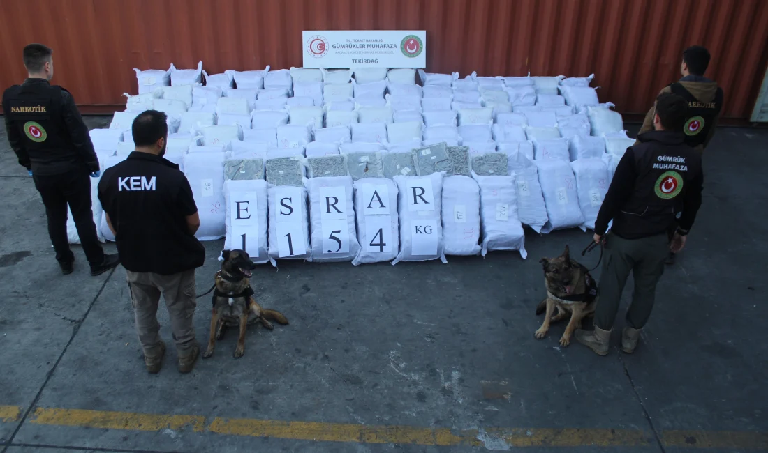 Tekirdağ ve Edirne’de 1,3 Ton Uyuşturucu Ele Geçirildi Ticaret Bakanlığı ekiplerinin Tekirdağ ve Edirne'de düzenlediği operasyonlarda 1,3 ton