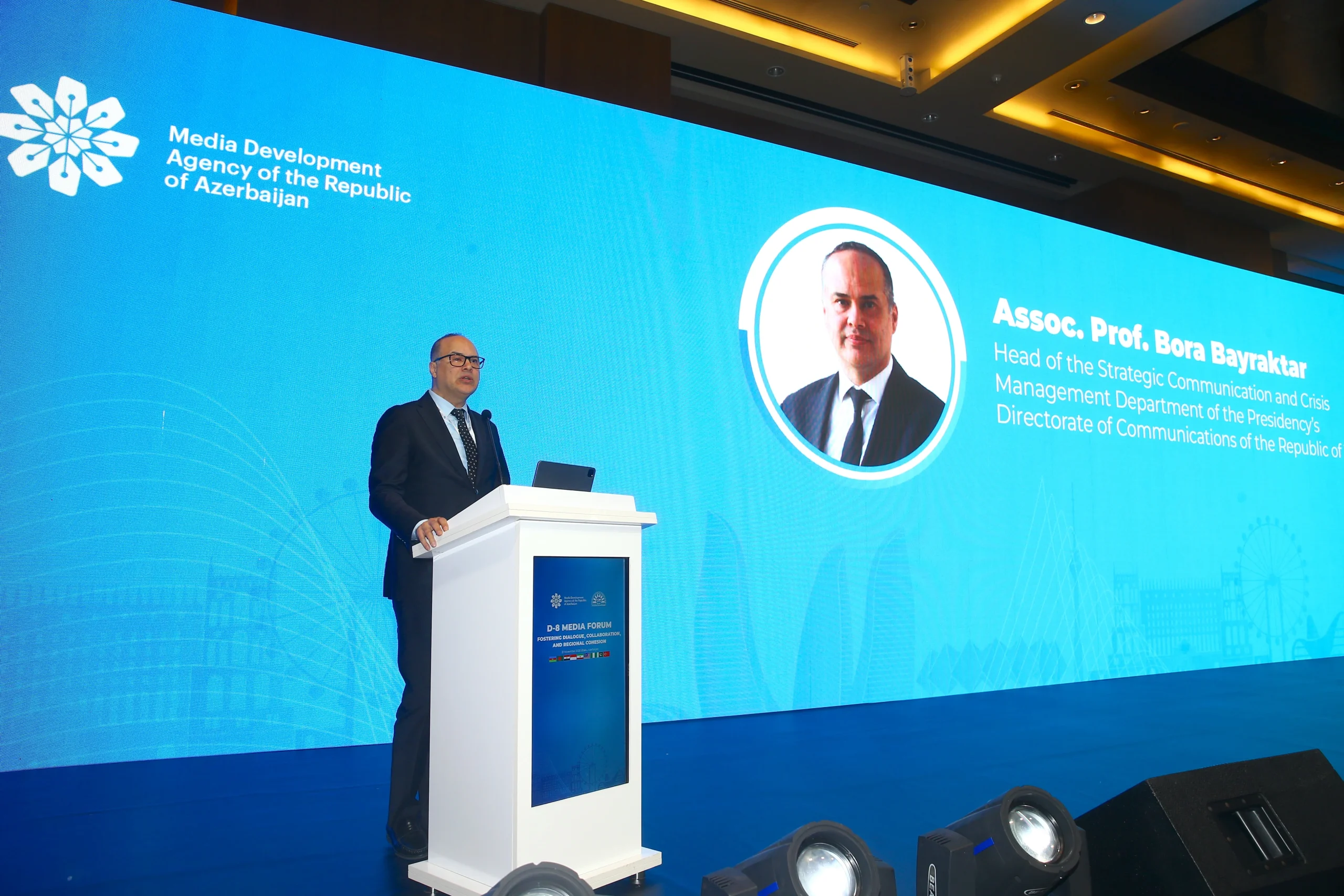 D8 ülkelerinin medya temsilcileri Bakü’de bir araya geldi. Forumda dezenformasyonla