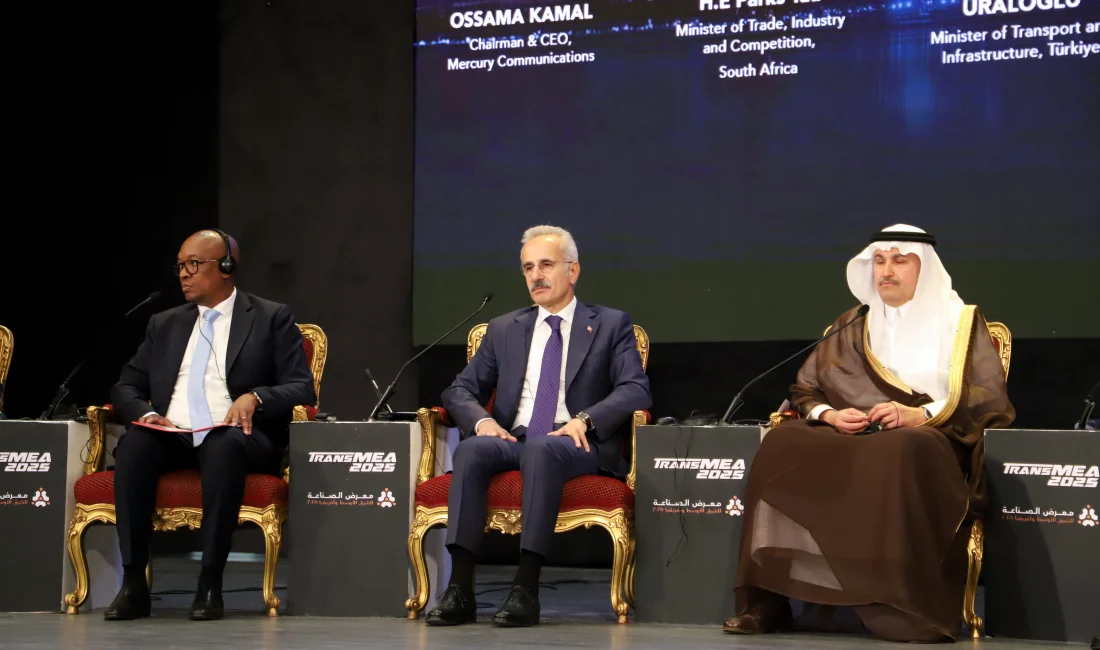 Uraloğlu: “Ticaret İçin Alternatif Taşıma Yolları Şart” Ulaştırma Bakanı Uraloğlu, mal ve hizmet akışının kesintisiz sağlanabilmesi için