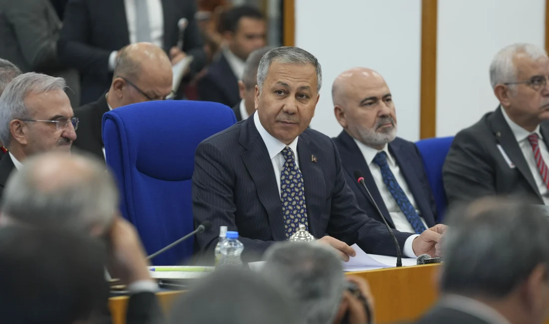 İçişleri Bakanlığı 2026 Bütçesi Komisyona Sunuldu: Terör, Göç, Trafik ve Siber Güvenlik Vurgusu İçişleri Bakanı Ali Yerlikaya, 2026 yılı bütçesinde terörle mücadeleden trafik