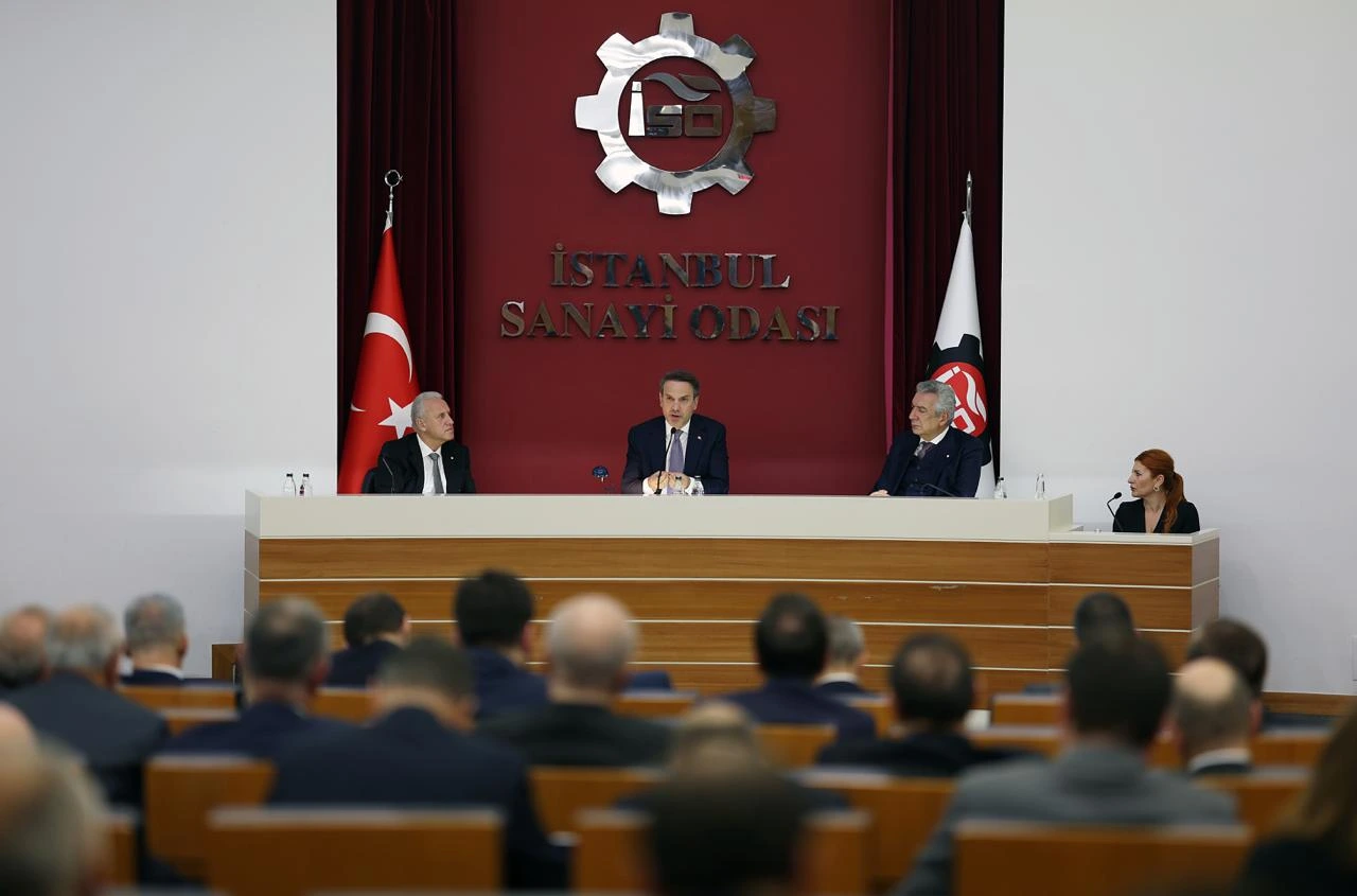 Enerji Bakanı Alparslan Bayraktar, Türkiye'nin güneş ve rüzgar enerjisinde 38