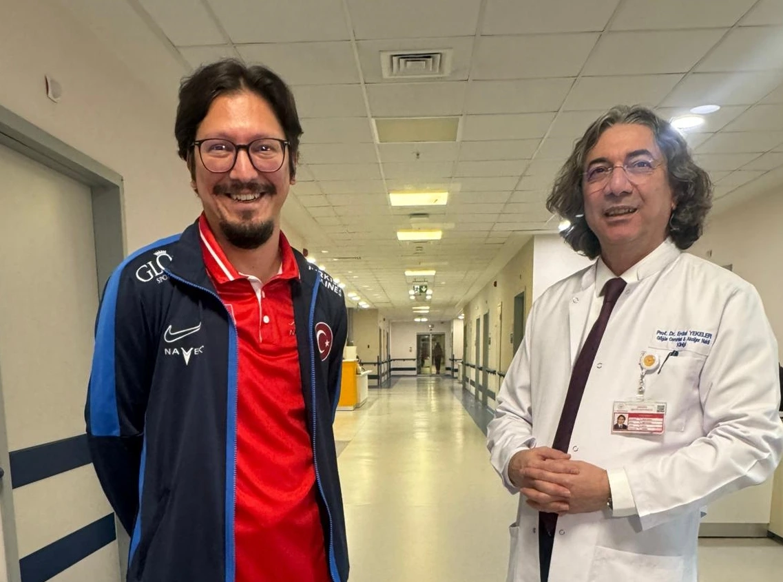 Akciğer nakli sonrası sağlığına kavuşan akademisyen Emre Dinçer, hem gençlere