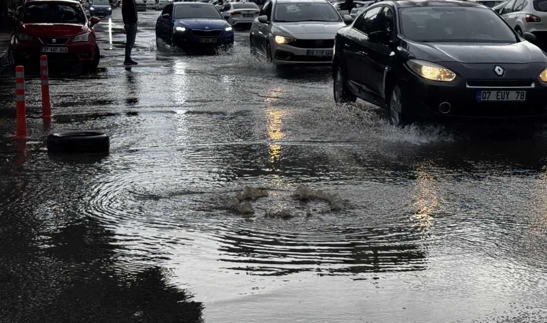 Antalya’da etkili olan kuvvetli sağanak ve rüzgar hayatı olumsuz etkilerken,