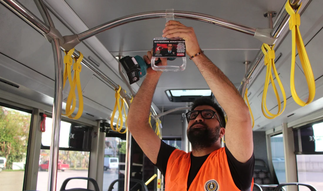 Alanya’da şehitlerin isimleri, fotoğrafları ve Türk bayraklarıyla birlikte halk otobüslerindeki