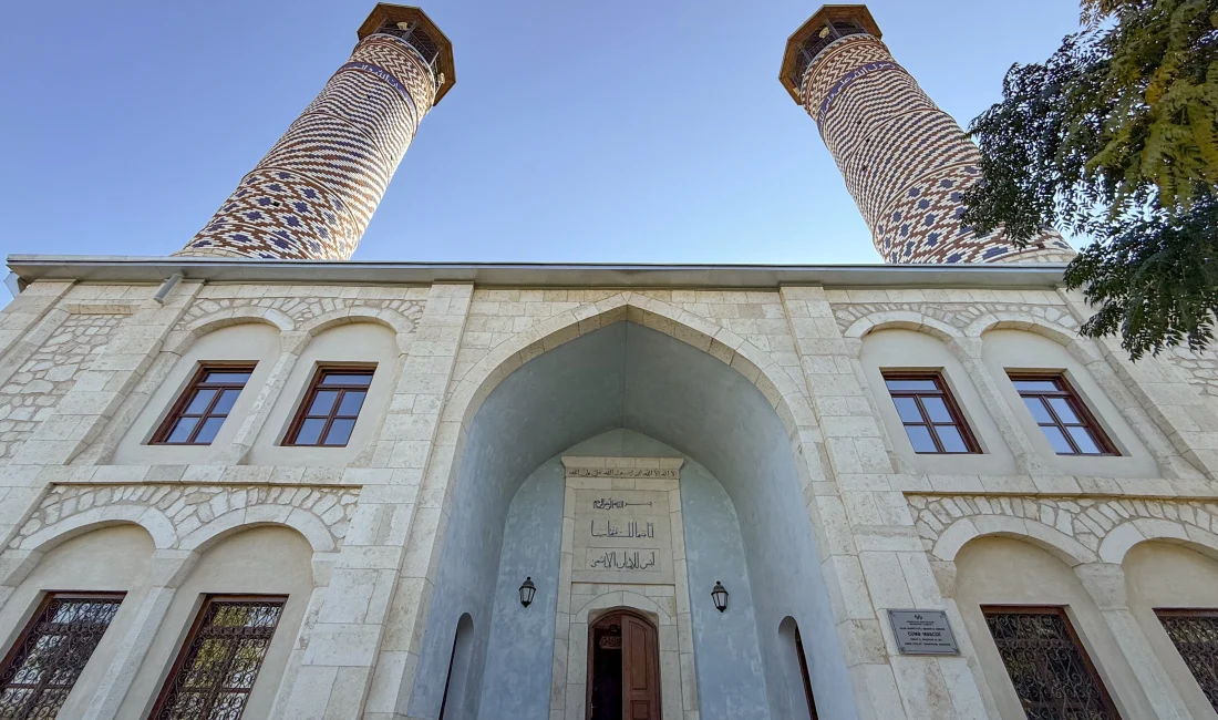 Karabağ’daki Tarihi Cuma Mescidi 30 Yıl Sonra Yeniden İbadete Açıldı Azerbaycan’ın Ağdam kentinde yer alan ve yıllarca işgal altında kalan