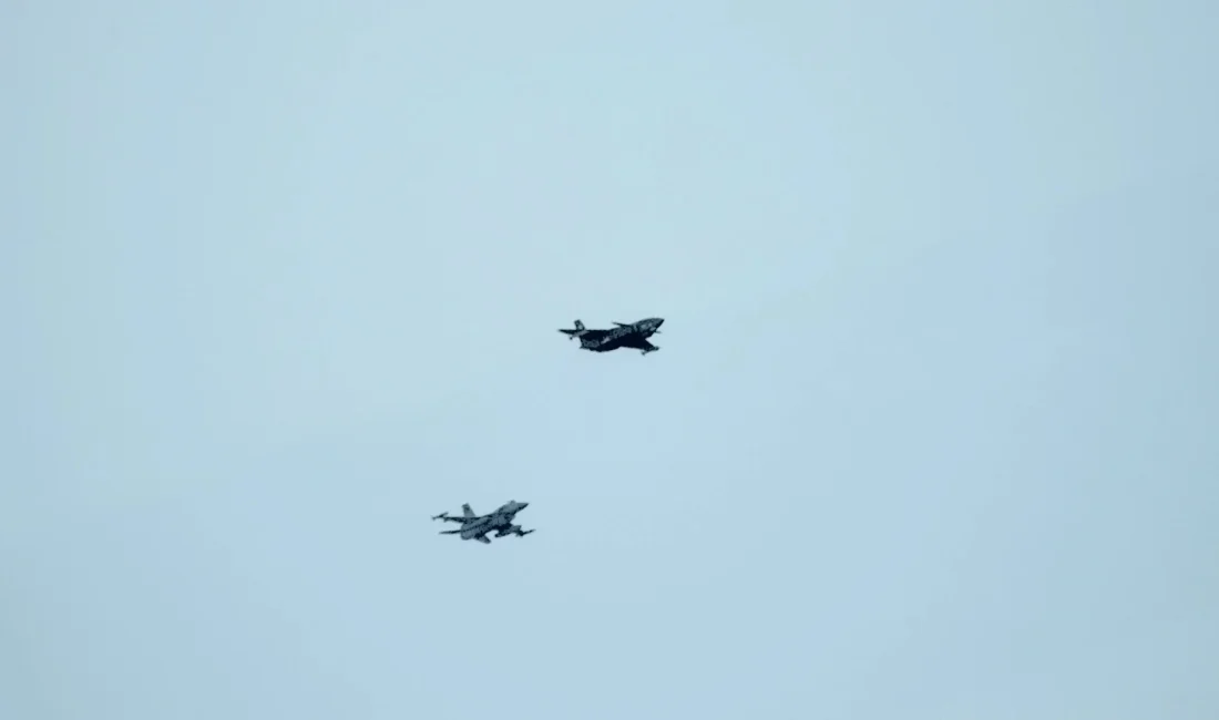 Türkiye'nin insansız savaş uçağı Bayraktar KIZILELMA, F-16’ya kilitlenerek GÖKDOĞAN füzesiyle