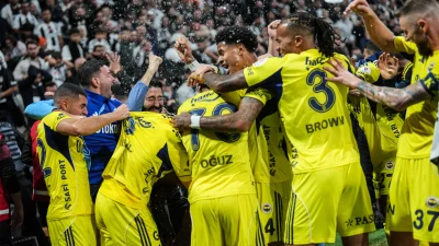 Beşiktaş Derbide Yıkıldı: 2-0’dan 3-2’lik Mağlubiyet Beşiktaş, derbide erken üstünlüğü yakalasa da kırmızı kartların ardından oyunu