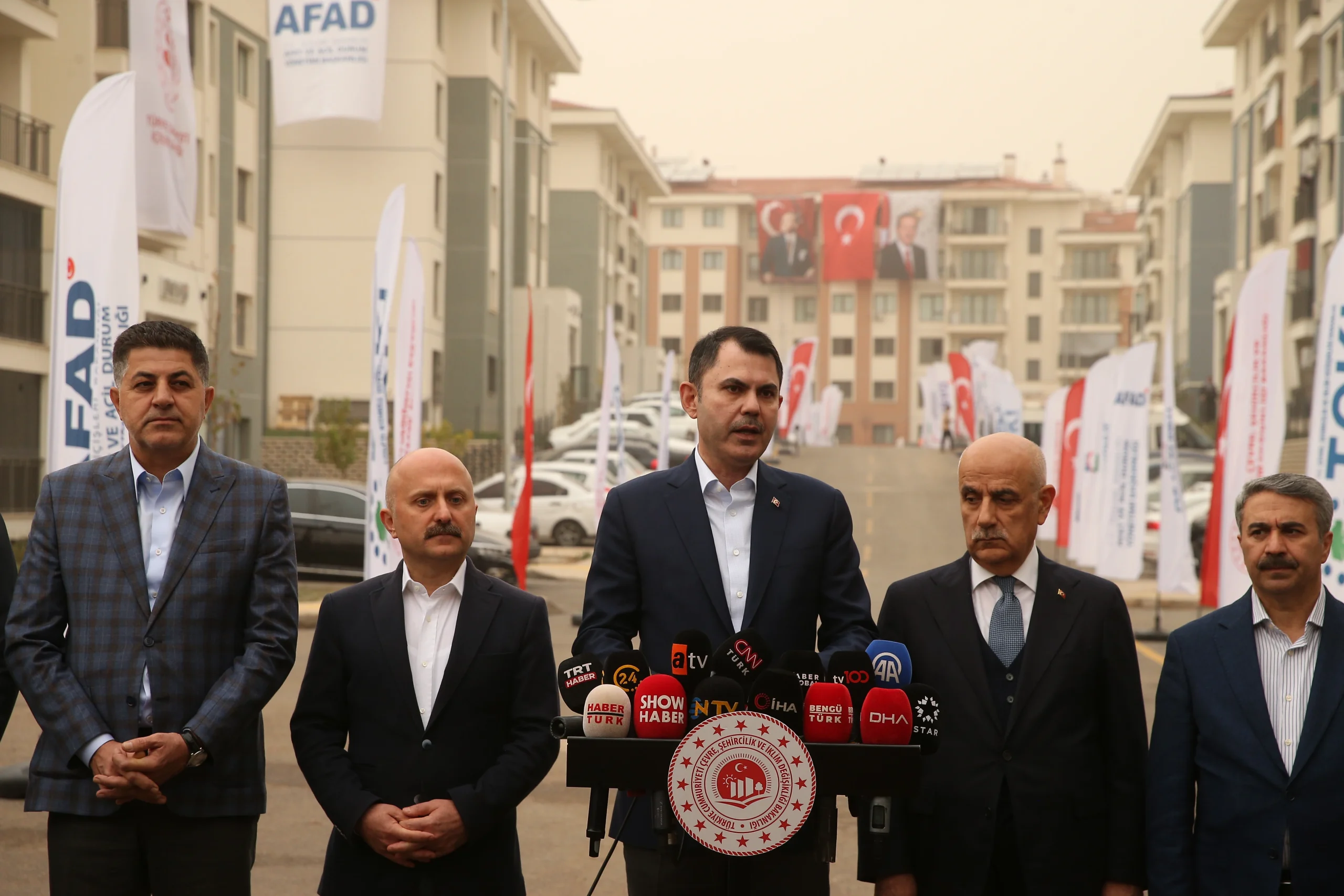 Adıyaman’da kalıcı konutları inceleyen Bakan Kurum, muhalefeti hedef alarak deprem