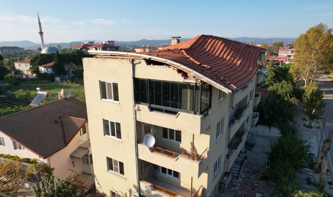 Balıkesir Sındırgı’da 4,9 Büyüklüğünde Deprem: Bir Binanın Çatısı Çöktü Balıkesir'in Sındırgı ilçesinde meydana gelen 4,9 büyüklüğündeki deprem İstanbul ve