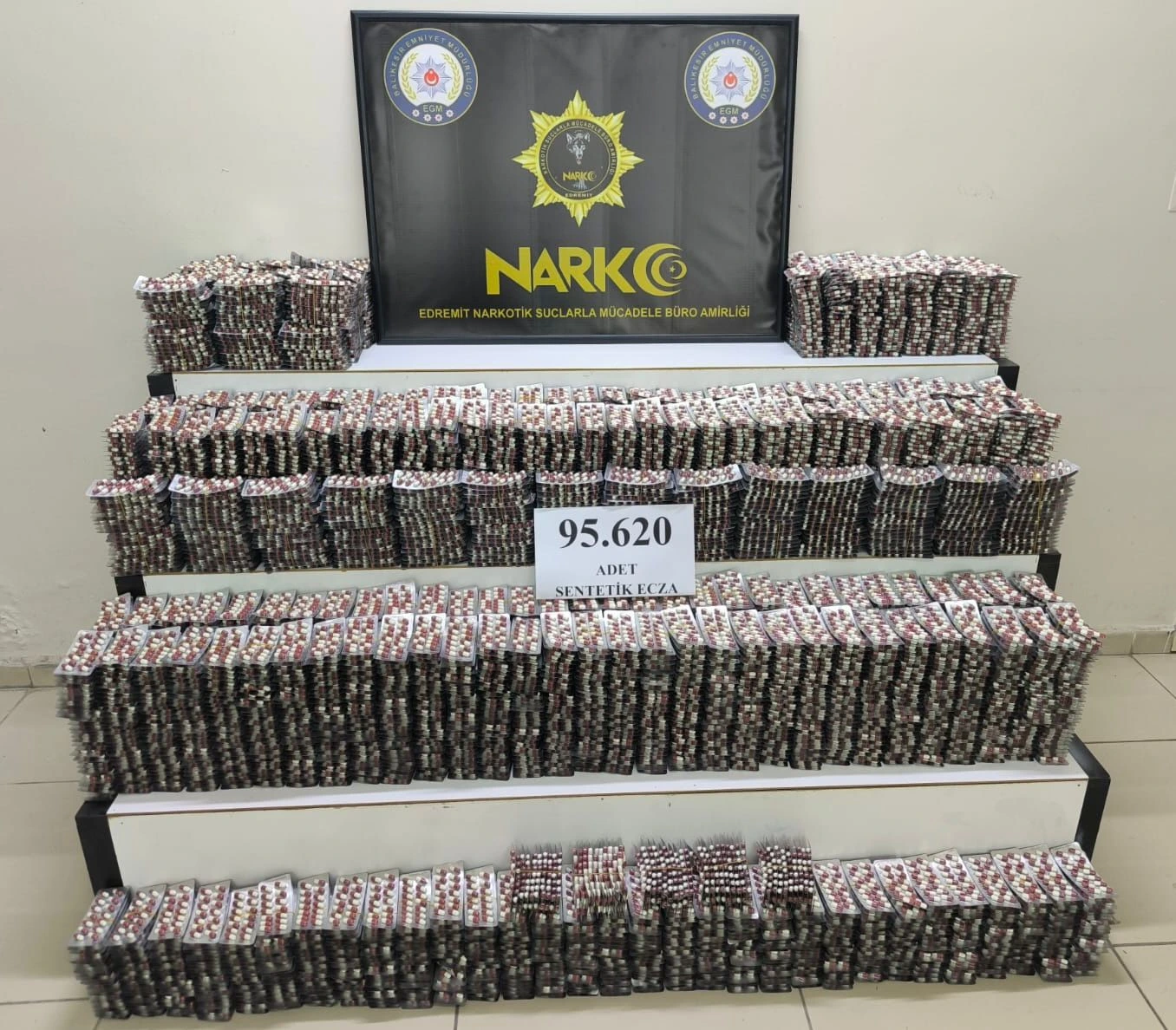 Burhaniye’de durdurulan araçta 95 bin 620 uyuşturucu hap ele geçirildi,